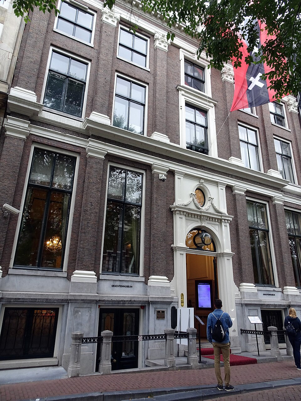 Entrance façade of the Museum of the Canals at Herengracht 386