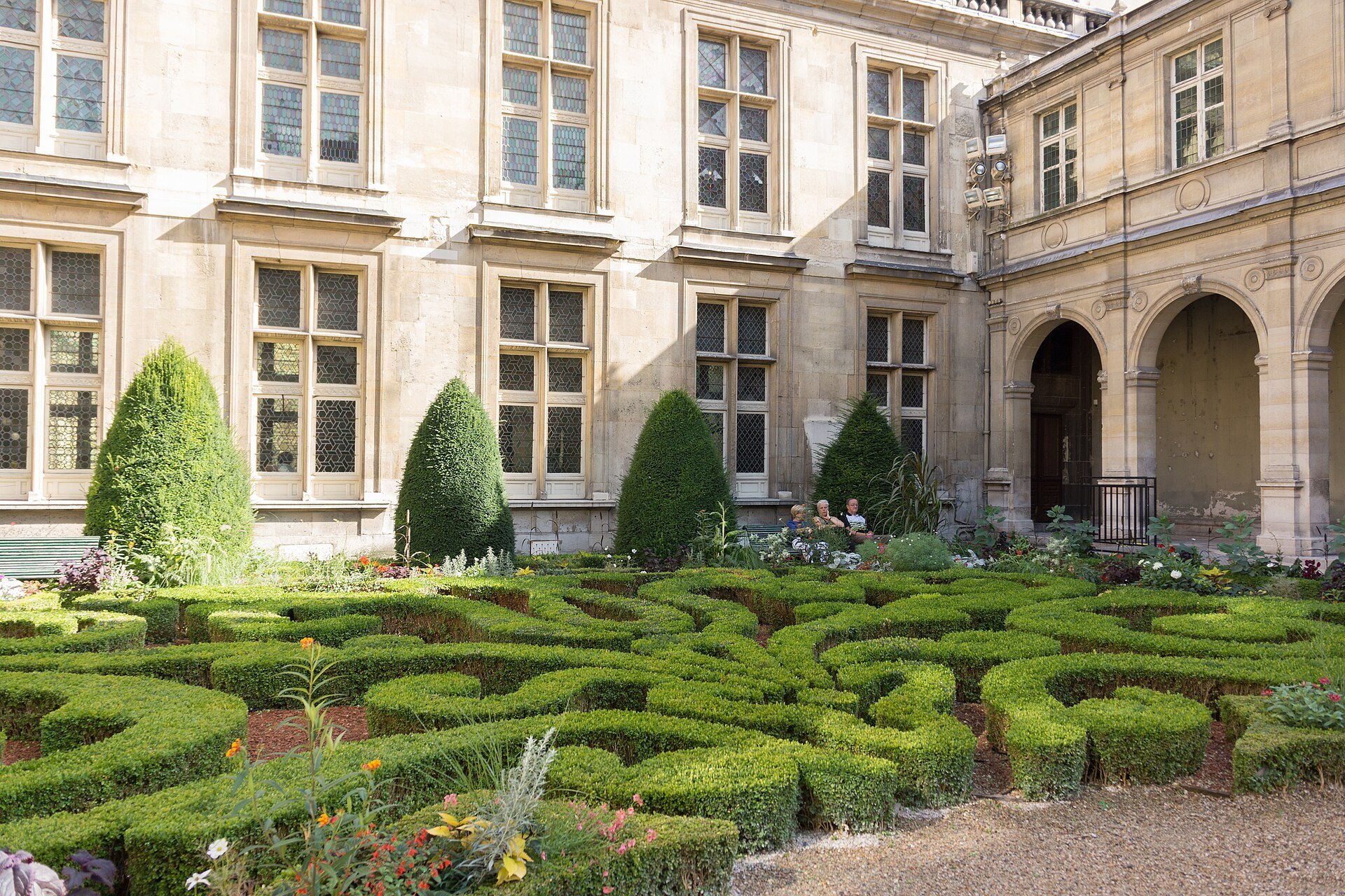 Patterned box hedges and cone-shaped topiary in Musée Carnavalet’s enclosed courtyard garden