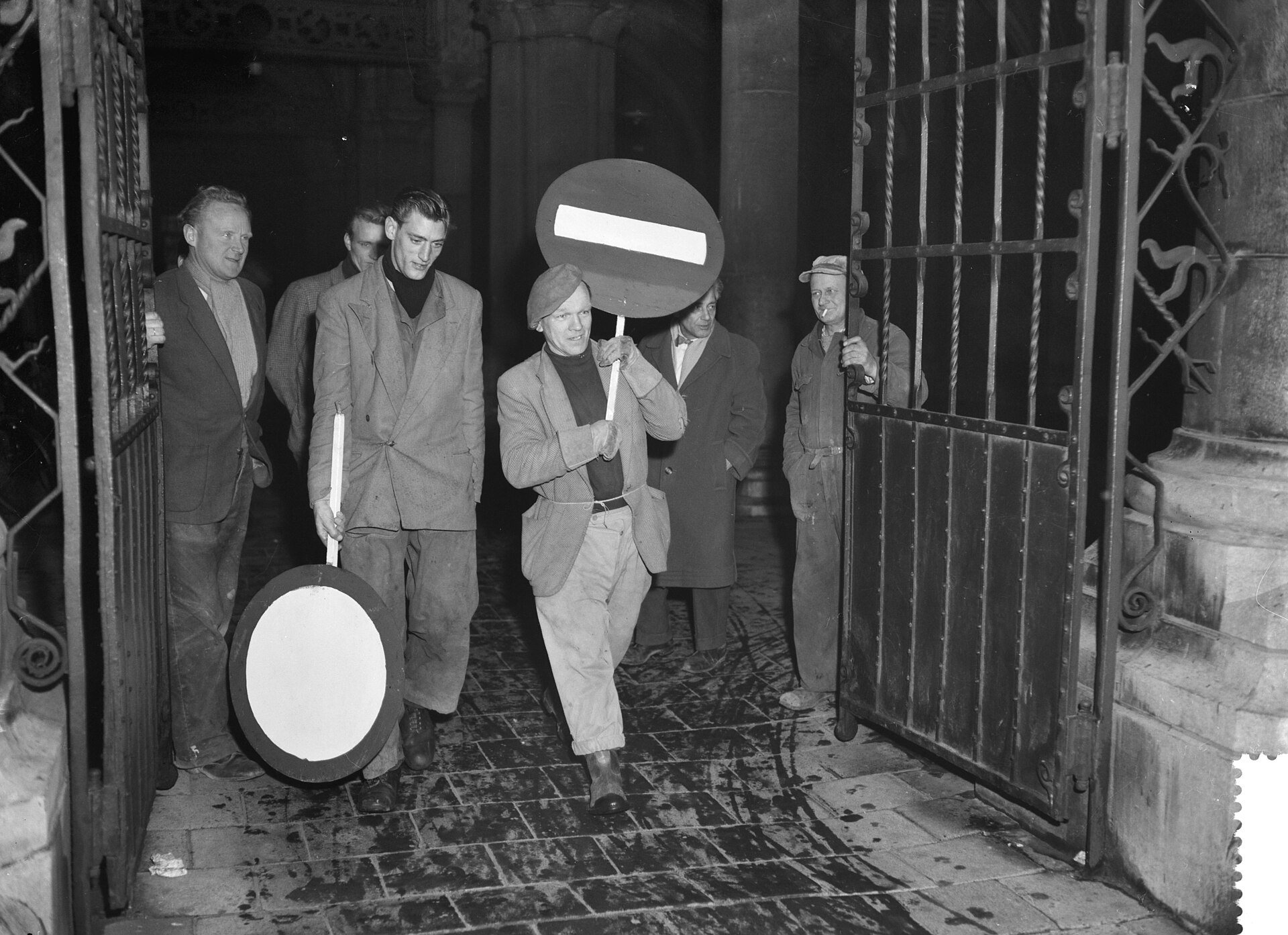 An archive press photo of the public passage under the Rijksmuseum being closed to cyclists.