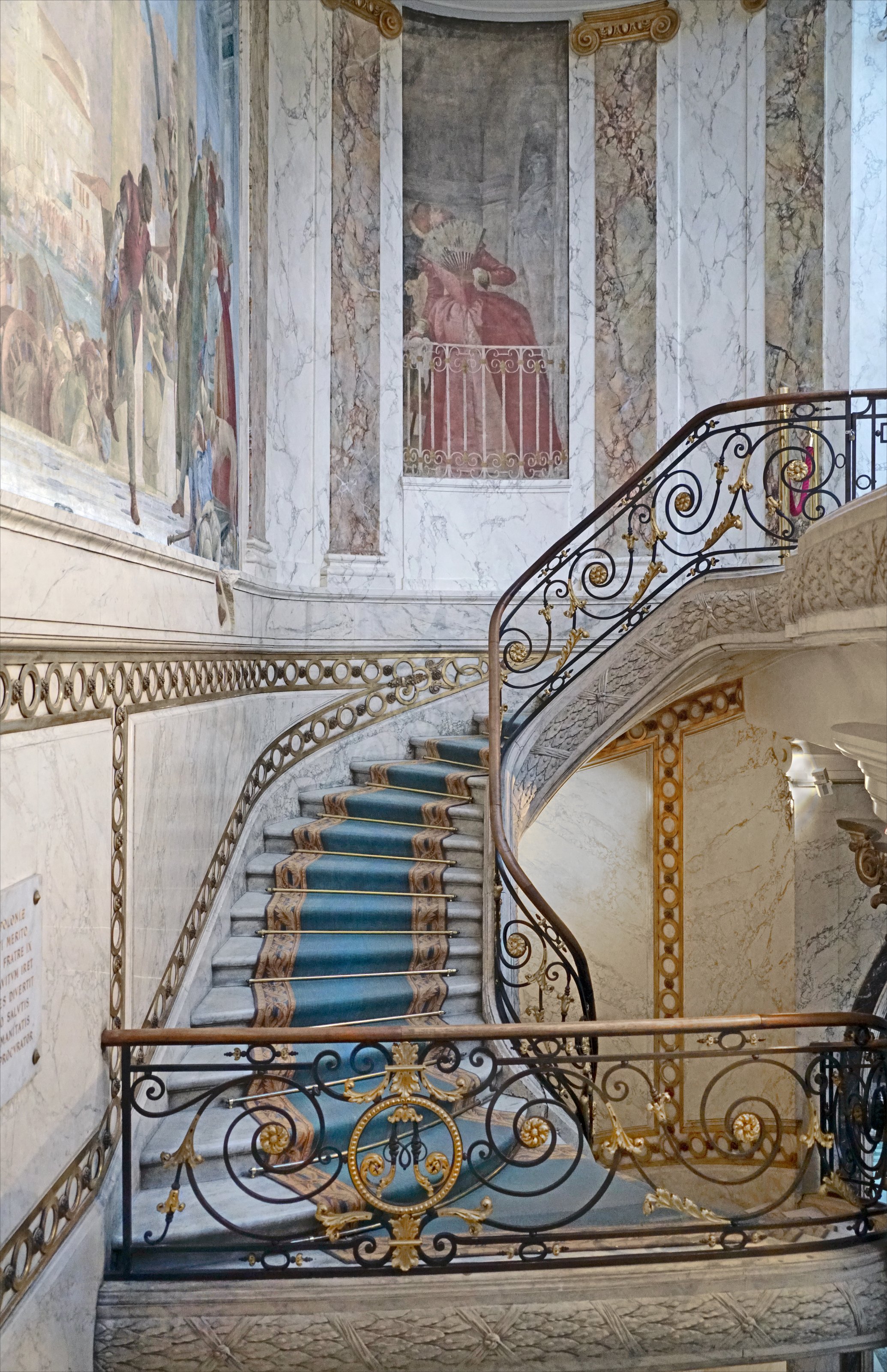 The sweeping marble staircase and painted walls of Musée Jacquemart-André