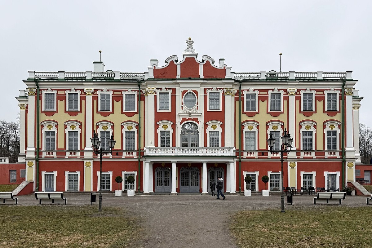 The red-and-white Baroque façade of Kadriorg Palace.