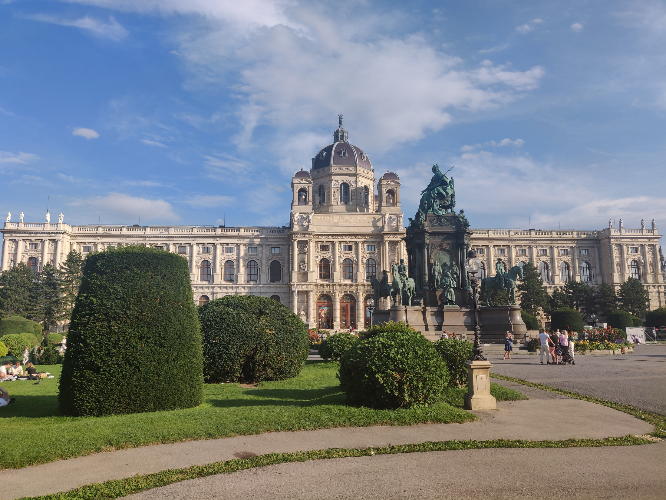 Kunsthistorisches Museum beyond the formal shrubs of Maria-Theresien-Platz