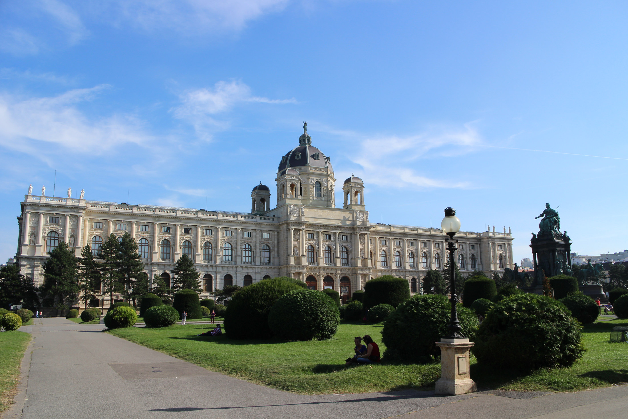 Kunsthistorisches Museum's monumental façade and dome across Maria-Theresien-Platz