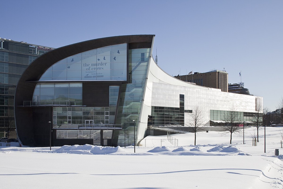 Kiasma’s curved metal roof and glazed façade above a snowy pavement.