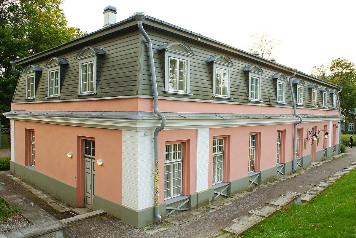 The pink-and-green Mikkel Museum building on a corner in Kadriorg.