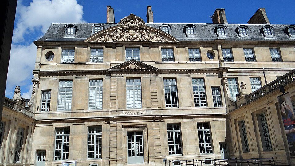 The historic courtyard façade of Hôtel Salé, home of Musée Picasso