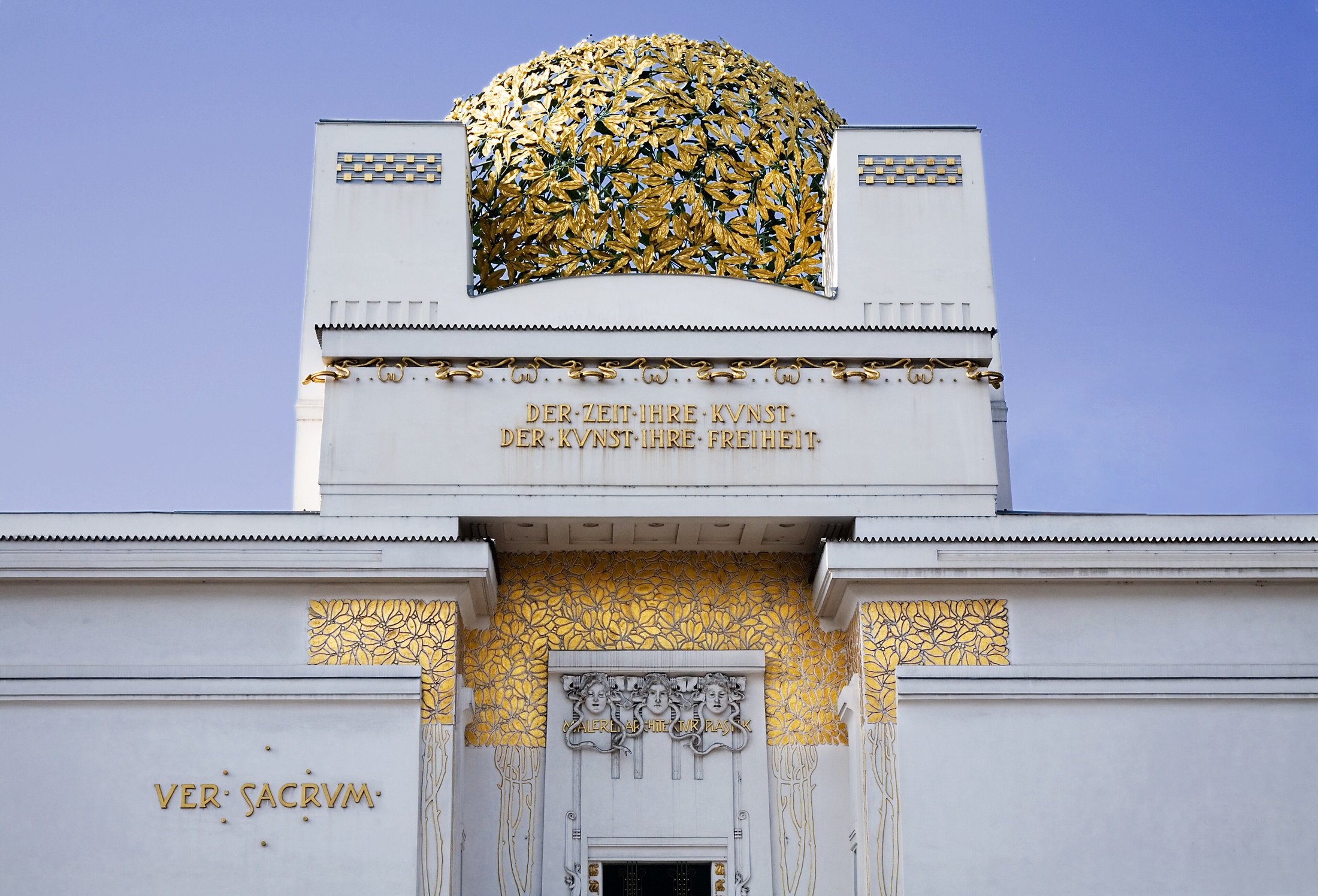 Secession’s golden leaf dome above the white upper façade