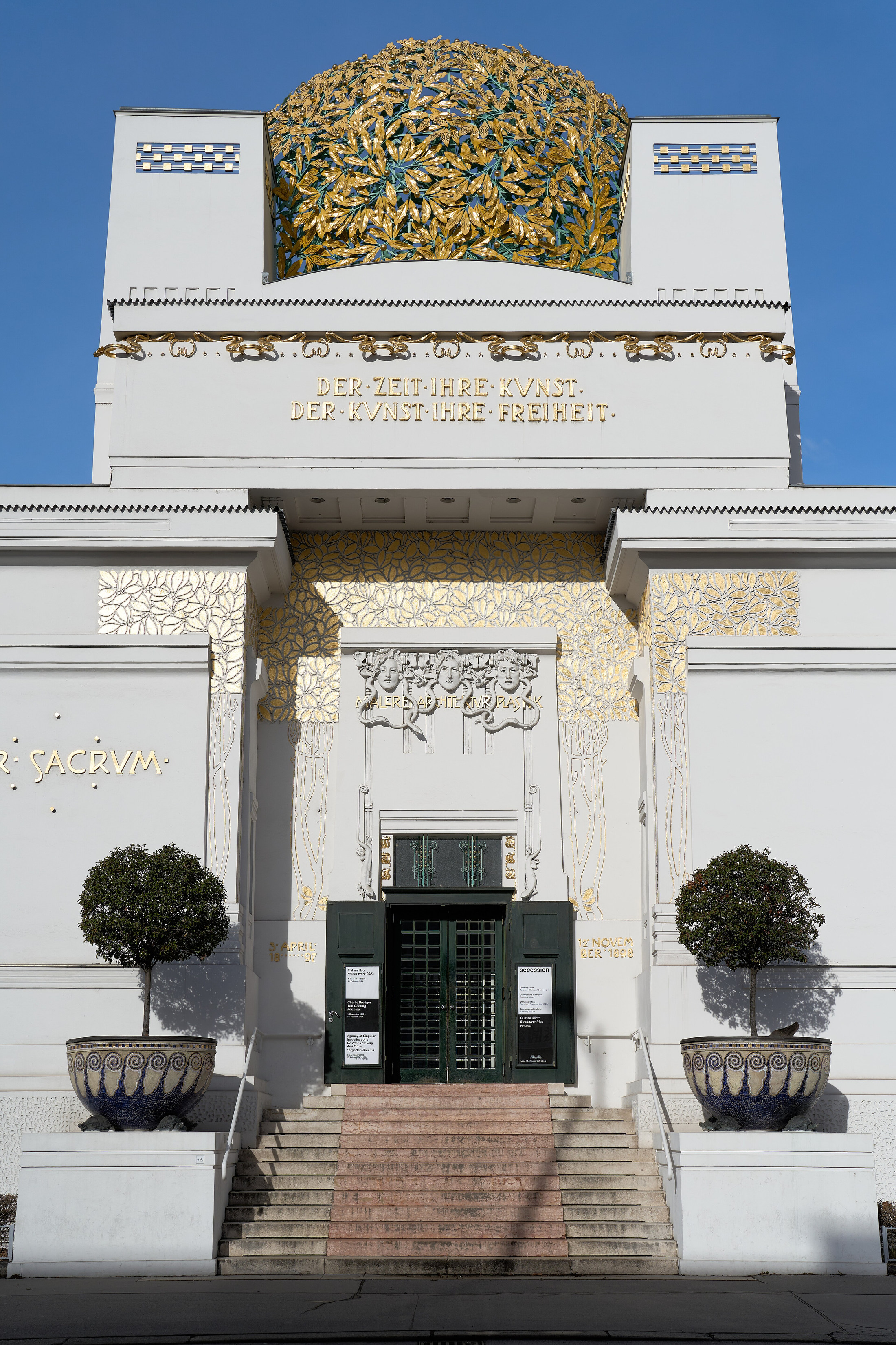 Secession's golden leaf dome and entrance façade