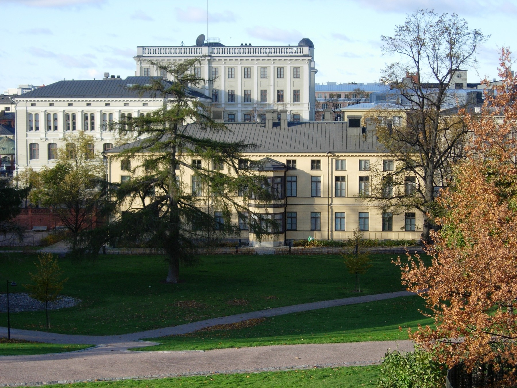The pale Sinebrychoff museum building seen across its park.