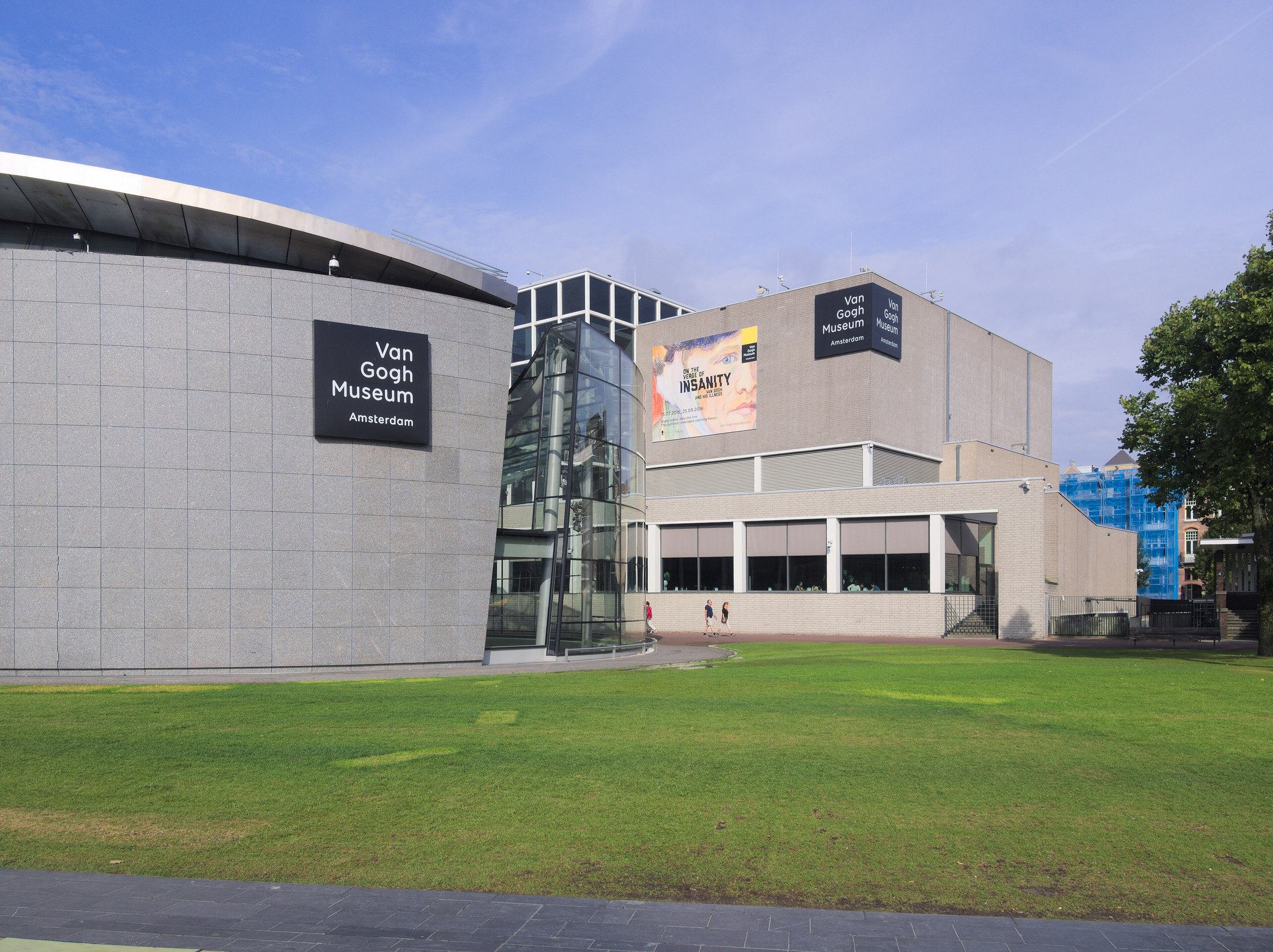 Van Gogh Museum’s curved exhibition wing and original building in daylight